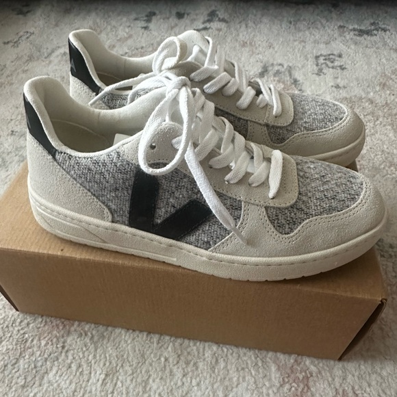 Veja V-10 Flannel Snow Black - Picture 1 of 7